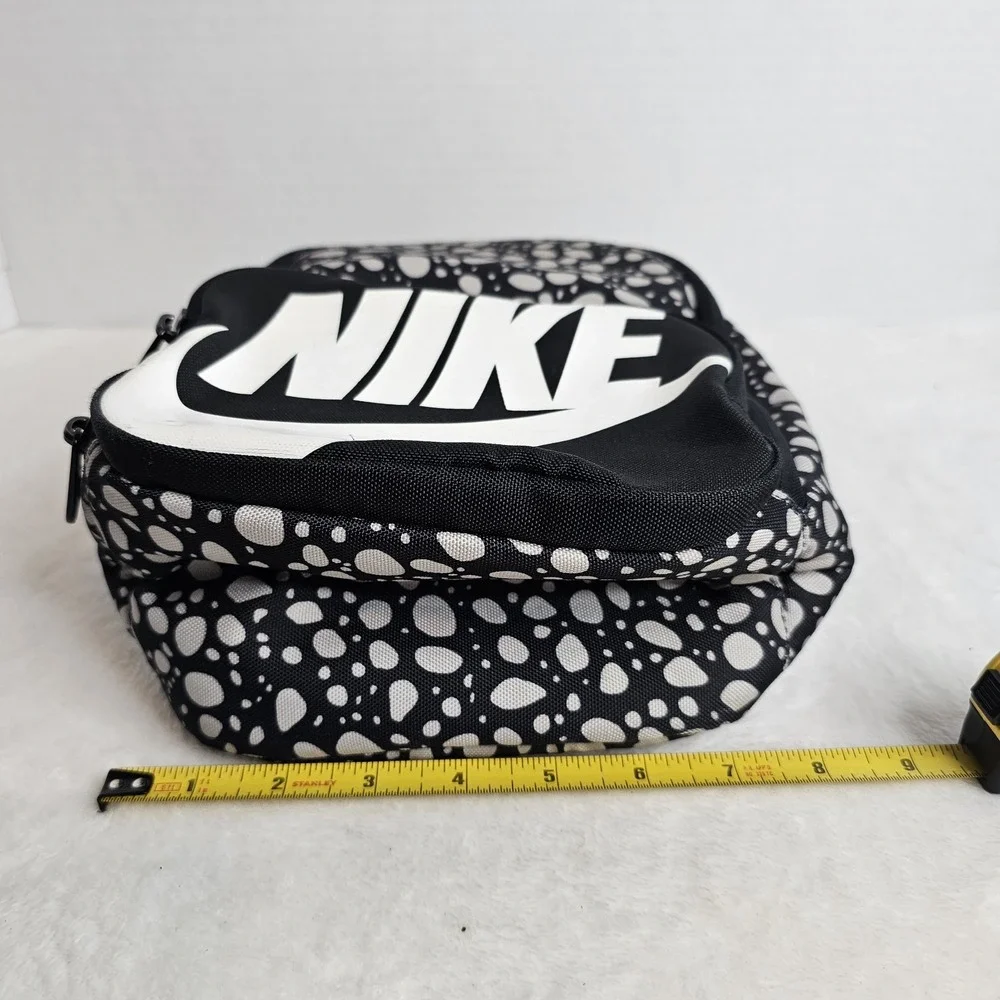 Nike Insulated Lunch Bag 6L 11x8x5 Nike Logo Blk/Wht w ID Insert UNISEX. EUC